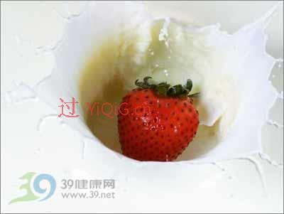 喝酸奶丰胸的简单3方法