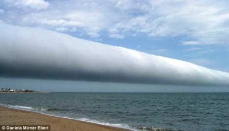 美国宇航局展示的乌拉圭上空出现的“卷云”,它一般出现在风暴来临之前