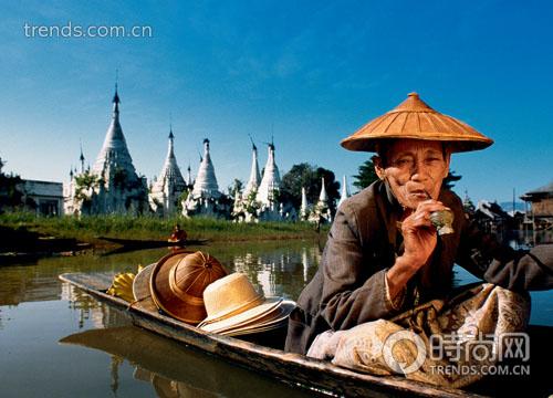 归家的渔人慢慢收网驶向自己的村落