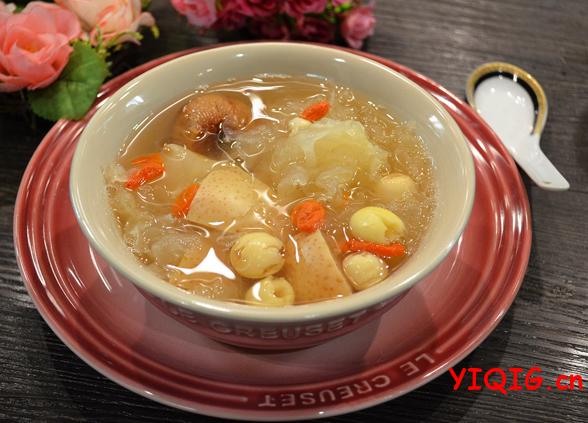 冰糖雪梨银耳莲子汤的做法及功效